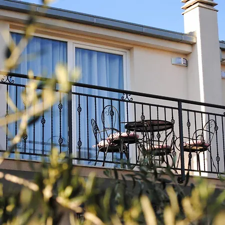 Damir - With Garden Apartment Kastela