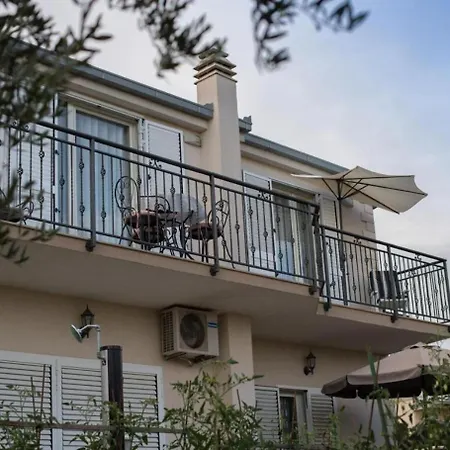 Damir - With Garden Apartment Kastela