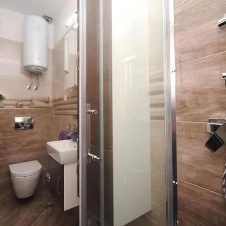 Damir - With Garden Apartment Kastela